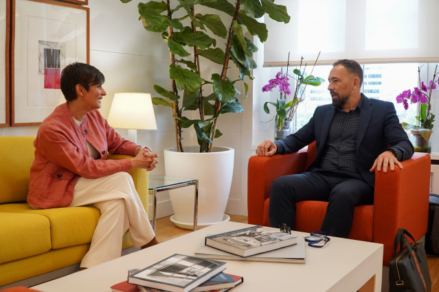 Isabel Rodríguez y Denis Itxaso durante su encuentro en Madrid