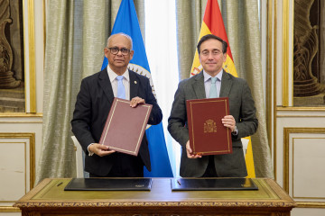El ministro de Asuntos Exteriores, Unión Europea y Cooperación, José Manuel Albares, y el secretario general de la Organización de Estados Americanos (OEA), Albert Ramdin, firman un acuerdo para u