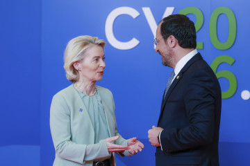 La presidenta de la Comisión Europea, Ursula von der Leyen y el presidente de Chipre, Nikos Christodoulides en la cumbre informal del Consejo Europeo en Nicosia.