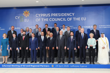 El presidente del Gobierno, Pedro Sánchez (3 fila, 2d), asiste a una reunión informal de líderes de la Unión Europea durante su viaje a Chipre, a 23 de abril de 2026, en Nicosia (Chipre).