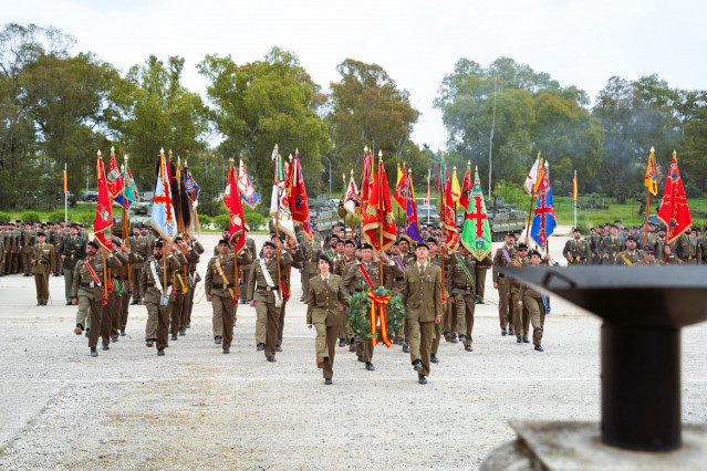 Un momento de la parada militar conmemorativa del XLI aniversario de la Brigada 'Guzmán el Bueno' X, celebrada en la base de Cerro Muriano.