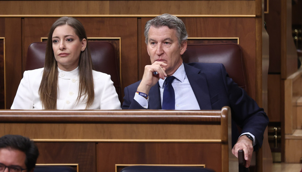 El presidente del Partido Popular, Alberto Núñez Feijóo, y la portavoz del PP en el Congreso, Ester Muñoz durante un pleno en el Congreso de los Diputados, a 15 de abril de 2026, en Madrid (Españ