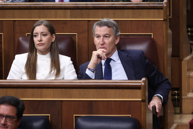 El presidente del Partido Popular, Alberto Núñez Feijóo, y la portavoz del PP en el Congreso, Ester Muñoz durante un pleno en el Congreso de los Diputados, a 15 de abril de 2026, en Madrid (España).