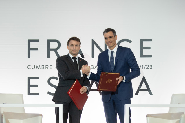 Archivo - El presidente de Francia, Emmanuel Macron (i) y el presidente del Gobierno, Pedro Sánchez (d), posan tras la firma delTratado de Amistad durante la XXVII Cumbre Hispano-Francesa