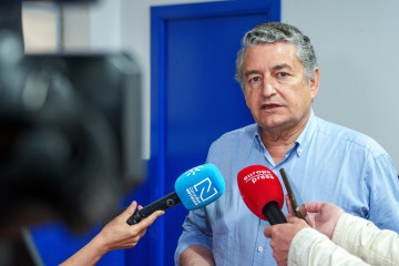 El consejero de Sanidad, Presidencia y Emergencias de la Junta de Andalucía, Antonio Sanz, en una atención a medios tras presidir la reunión del Puesto de Mando Avanzado del Gran Premio de España 