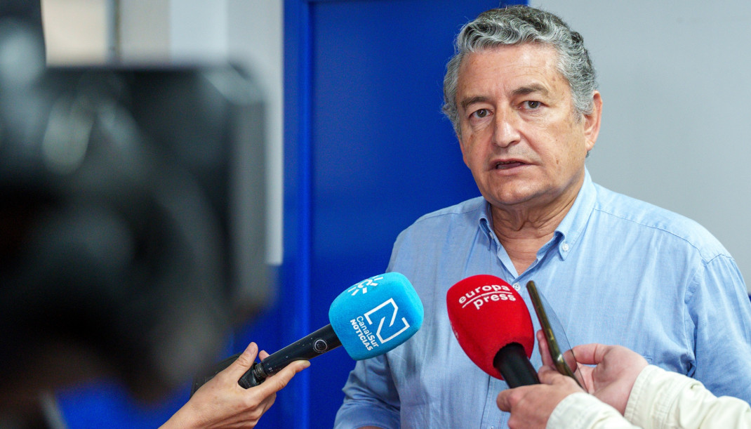 El consejero de Sanidad, Presidencia y Emergencias de la Junta de Andalucía, Antonio Sanz, en una atención a medios tras presidir la reunión del Puesto de Mando Avanzado del Gran Premio de España 