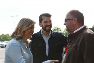 El secretario generla del PSOE de Extremadura, Álvaro Sánchez Cotrina, saluda a Pilar  Alegría y al alcalde de Mérida a su llegada al Congreso Extraordinario del PSOE de Extremadura