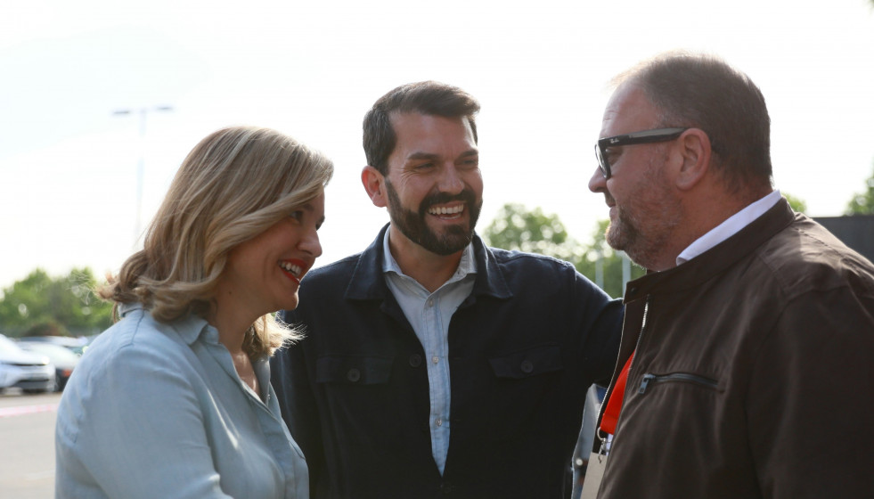 El secretario generla del PSOE de Extremadura, Álvaro Sánchez Cotrina, saluda a Pilar  Alegría y al alcalde de Mérida a su llegada al Congreso Extraordinario del PSOE de Extremadura