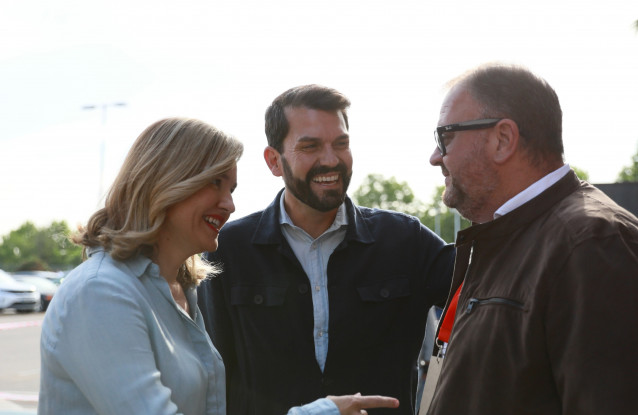 El secretario generla del PSOE de Extremadura, Álvaro Sánchez Cotrina, saluda a Pilar  Alegría y al alcalde de Mérida a su llegada al Congreso Extraordinario del PSOE de Extremadura