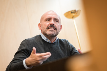 Archivo - El vicesecretario de Educación e Igualdad del PP, Jaime de los Santos, durante una entrevista para Europa Press, en el Congreso de los Diputados, a 19 de noviembre de 2025, en Madrid (Espa�