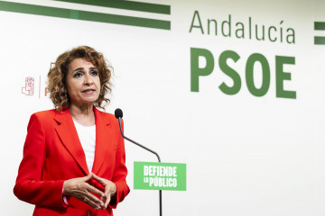 La secretaria general del PSOE-A y candidata a la Presidencia de la Junta de Andalucía, María Jesús Montero, atiende a medios. A 24 de abril de 2026 en Almería (Andalucía, España).
