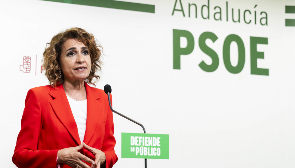 La secretaria general del PSOE-A y candidata a la Presidencia de la Junta de Andalucía, María Jesús Montero, atiende a medios. A 24 de abril de 2026 en Almería (Andalucía, España).
