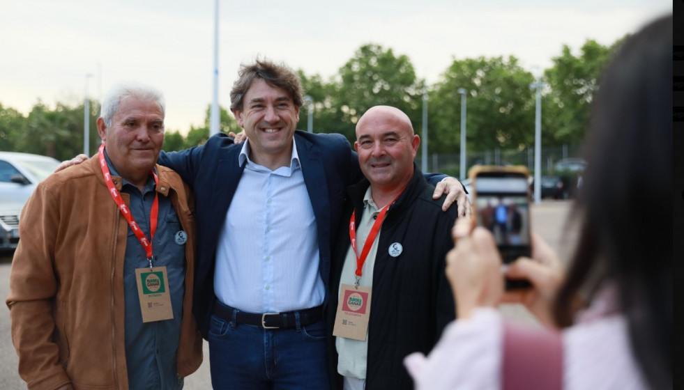 El secretario general del PSE, Eneko Andueza (centro), a su llegada al 16º Congreso Regional del PSOE de Extremadura, a 25 de abril de 2026 en Mérida (Badajoz).