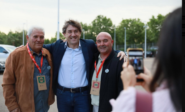 El secretario general del PSE, Eneko Andueza (centro), a su llegada al 16º Congreso Regional del PSOE de Extremadura, a 25 de abril de 2026 en Mérida (Badajoz).