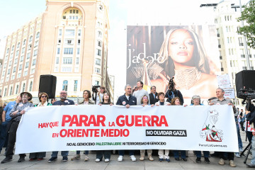 Varias personas se manifiestan durante la concentración ‘Hay que parar la guerra en Oriente Medio’, en la plaza de Callao, a 25 de abril de 2026, en Madrid (España).