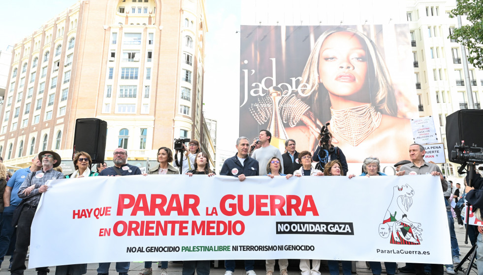 Varias personas se manifiestan durante la concentración ‘Hay que parar la guerra en Oriente Medio’, en la plaza de Callao, a 25 de abril de 2026, en Madrid (España).