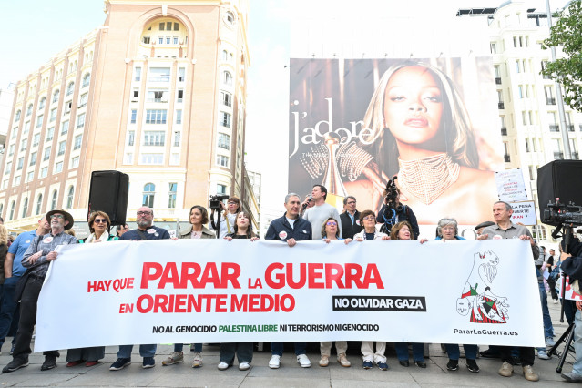 Varias personas se manifiestan durante la concentración ‘Hay que parar la guerra en Oriente Medio’, en la plaza de Callao, a 25 de abril de 2026, en Madrid (España).