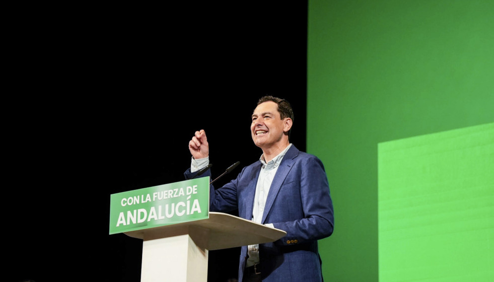 El candidato a la reelección a presidente de la Junta de Andalucía, Juanma Moreno, interviene en un acto de precampaña en el Auditorio Maestro Padilla de Almería.