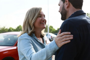 La secretaria general del PSOE de Aragón, Pilar Alegría, con el secretario general del PSOE de Extremadura, Álvaro Sánchez Cotrina, antes de comenzar el 16º Congreso Regional del PSOE extremeño,