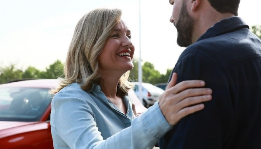 La secretaria general del PSOE de Aragón, Pilar Alegría, con el secretario general del PSOE de Extremadura, Álvaro Sánchez Cotrina, antes de comenzar el 16º Congreso Regional del PSOE extremeño,