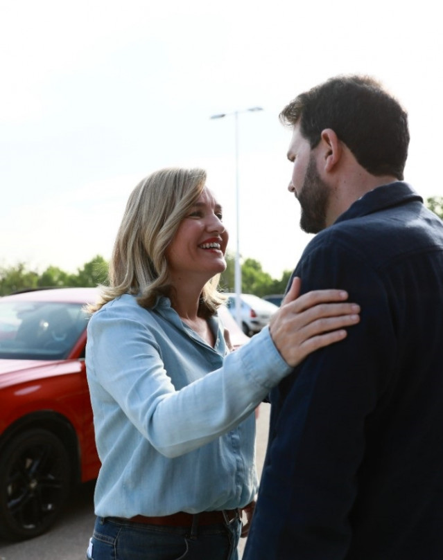 La secretaria general del PSOE de Aragón, Pilar Alegría, con el secretario general del PSOE de Extremadura, Álvaro Sánchez Cotrina, antes de comenzar el 16º Congreso Regional del PSOE extremeño, a 25 de abril de 2026.