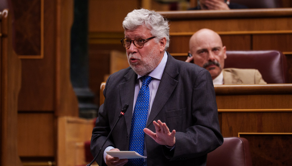 Archivo - El diputado de Sumar, Agustín Santos, interviene durante una sesión de control al Gobierno, en el Congreso de los Diputados, a 14 de mayo de 2025, en Madrid (España). Durante el pleno, el