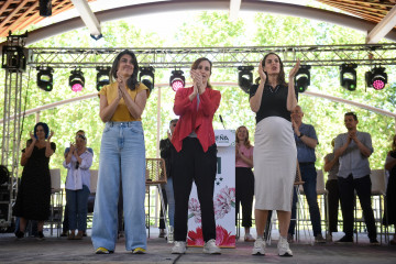 Archivo - La portavoz de Más Madrid en la Asamblea, Manuela Bergerot; la ministra de Sanidad, Mónica García y la portavoz de Más Madrid en el Ayuntamiento, Rita Maestre, aplauden durante la verben