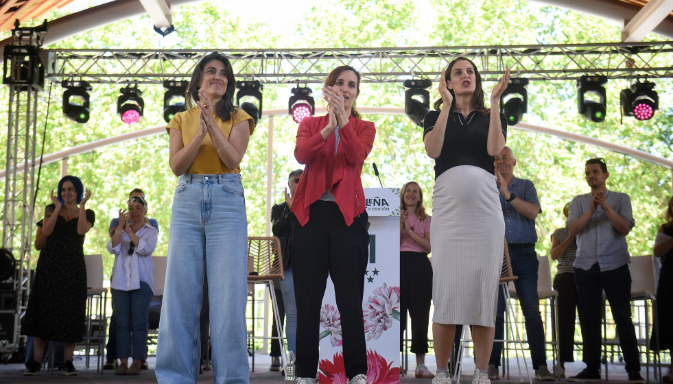 Archivo - La portavoz de Más Madrid en la Asamblea, Manuela Bergerot; la ministra de Sanidad, Mónica García y la portavoz de Más Madrid en el Ayuntamiento, Rita Maestre, aplauden durante la verben