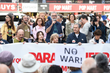 El director de cine Javier Fesser (2 fila, c) durante la concentración ‘Hay que parar la guerra en Oriente Medio’, en la plaza de Callao, a 25 de abril de 2026, en Madrid (España).