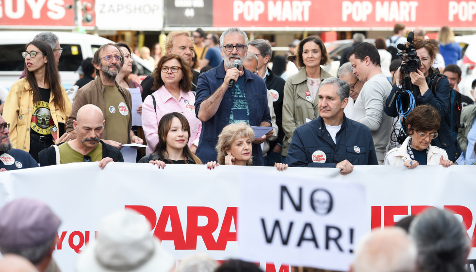 El director de cine Javier Fesser (2 fila, c) durante la concentración ‘Hay que parar la guerra en Oriente Medio’, en la plaza de Callao, a 25 de abril de 2026, en Madrid (España).