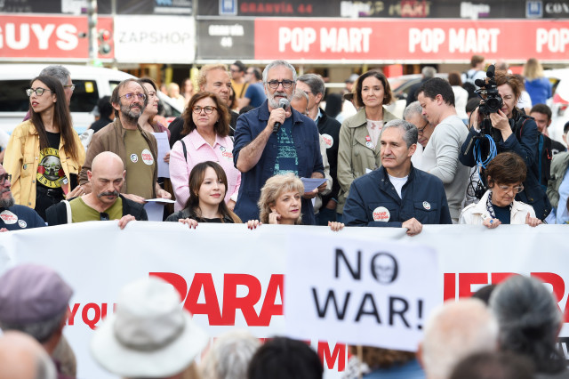 El director de cine Javier Fesser (2 fila, c) durante la concentración ‘Hay que parar la guerra en Oriente Medio’, en la plaza de Callao, a 25 de abril de 2026, en Madrid (España).