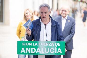 El vicesecretario de Política Autonómica y Municipal y Análisis Electoral del Partido Popular, Elías Bendodo, durante un acto de precampaña del PP en Málaga junto a la candidata Carolina España