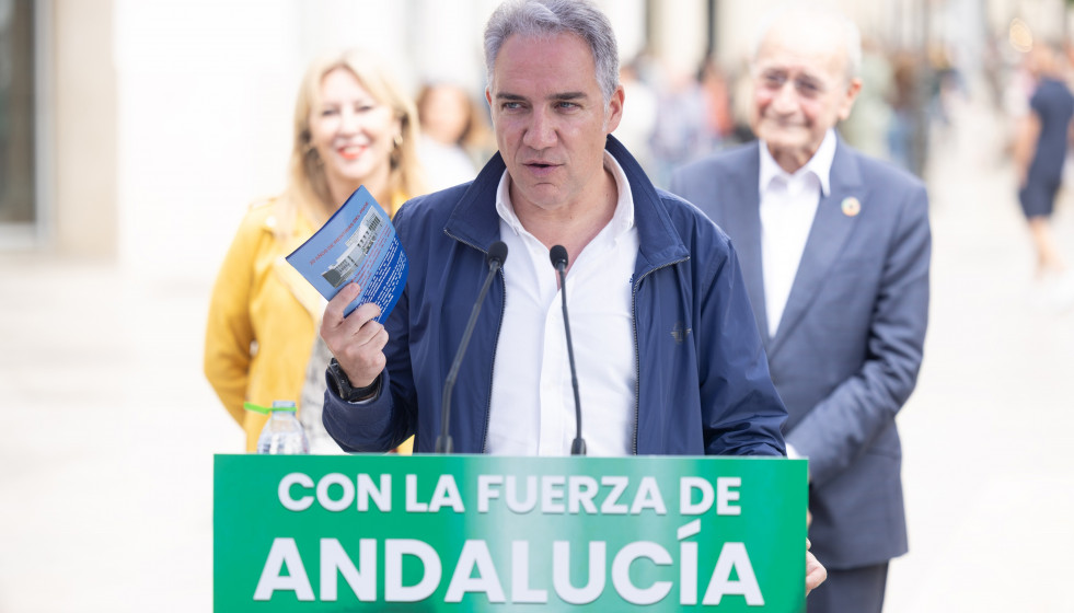 El vicesecretario de Política Autonómica y Municipal y Análisis Electoral del Partido Popular, Elías Bendodo, durante un acto de precampaña del PP en Málaga junto a la candidata Carolina España