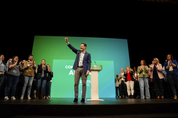 El candidato a la reelección a presidente de la Junta de Andalucía, Juanma Moreno, interviene en un acto de precampaña en el Auditorio Maestro Padilla de Almería.