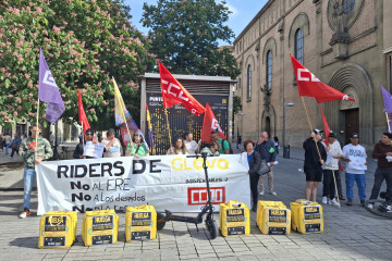 Concentración en Pamplona de riders de Glovo en contra de los despidos en la empresa.