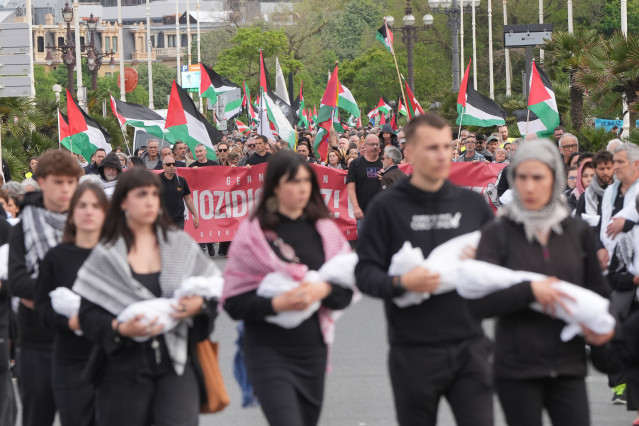 IMiles de personas durante una movilización de la Iniciativa Ciudadana Gernika-Palestina bajo el lema 'Desde el pueblo de Gernika, ni genocidio, ni guerra'