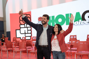 La secretaria de Organización del PSOE, Rebeca Torró, y el secretario general PSOE Extremadura, Álvaro Sánchez Cotrina, participan en la clausura del 16º Congreso Extraordinario del PSOE de Extre