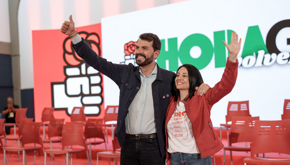 La secretaria de Organización del PSOE, Rebeca Torró, y el secretario general PSOE Extremadura, Álvaro Sánchez Cotrina, participan en la clausura del 16º Congreso Extraordinario del PSOE de Extre