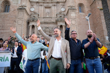 El presidente de Vox, Santiago Abascal, junto con el candidato de Vox a la presidencia de Andalucía, Manuel Gavira, clausura el acto de precampaña en Almería.