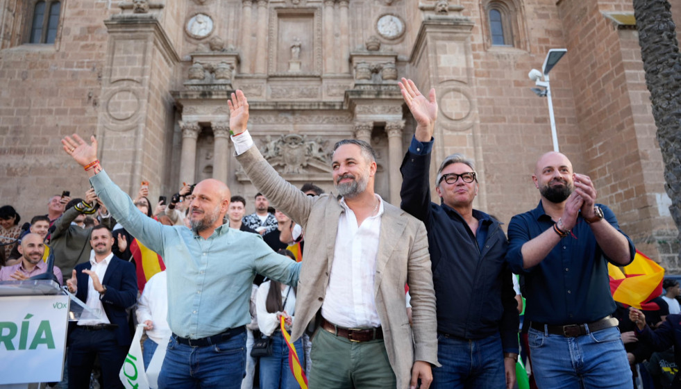 El presidente de Vox, Santiago Abascal, junto con el candidato de Vox a la presidencia de Andalucía, Manuel Gavira, clausura el acto de precampaña en Almería.