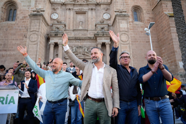 El presidente de Vox, Santiago Abascal, junto con el candidato de Vox a la presidencia de Andalucía, Manuel Gavira, clausura el acto de precampaña en Almería.