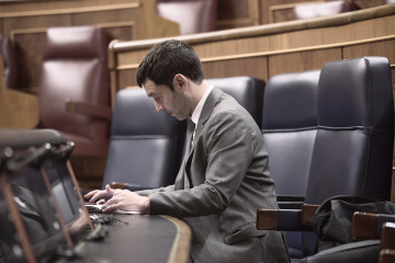 El ministro de Consumo, Pablo Bustinduy, durante una sesión plenaria en el Congreso, a 22 de abril de 2026, en Madrid (España).