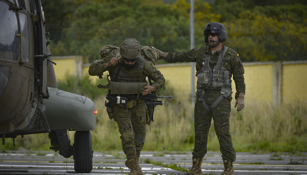 Archivo - Dos militares durante un ejercicio, a 21 de marzo de 2024, en Ceuta (España).