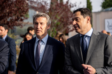 El presidente del PP, Alberto Núñez Feijóo, junto a Juanma Moreno