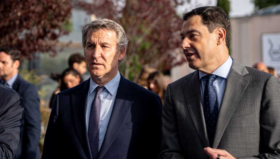 El presidente del PP, Alberto Núñez Feijóo, junto a Juanma Moreno
