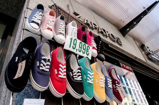 Archivo - Zapatos, zapato, zapatillas, alpargatas, tiendas de zapatos, zapatos de colores, tiendas de Callao, ofertas de zapatos, rebajas de zapatos, compra, compras