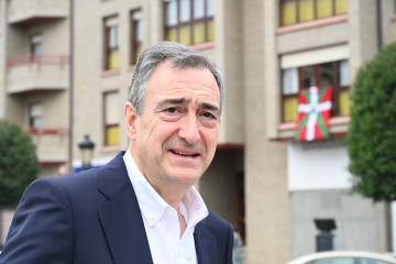 El presidente del Euzkadi Buru Batzar, Aitor Esteban, ofrece declaraciones a los medios con motivo de los actos del 89º aniversario del bombardeo de Gernika, a 26 de abril de 2026, en Gernika, Vizcay