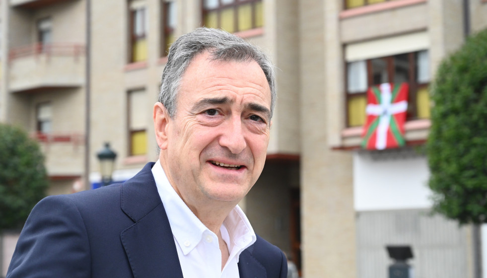 El presidente del Euzkadi Buru Batzar, Aitor Esteban, ofrece declaraciones a los medios con motivo de los actos del 89º aniversario del bombardeo de Gernika, a 26 de abril de 2026, en Gernika, Vizcay