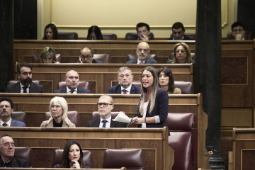 La portavoz de Junts en el Congreso, Miriam Nogueras, de pie, con sus compañeros de grupo parlamentario.