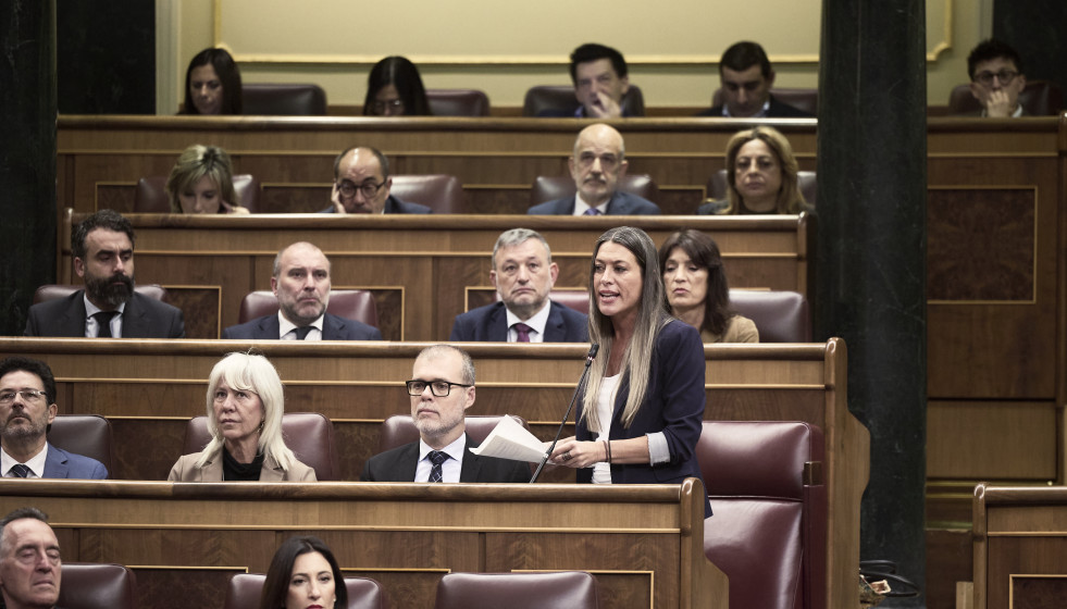 La portavoz de Junts en el Congreso, Miriam Nogueras, de pie, con sus compañeros de grupo parlamentario.